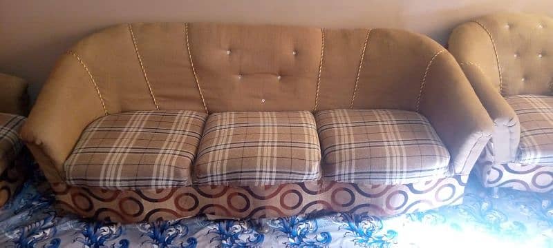 7 Seater Sofa set for sell: 0302-2709429. 7