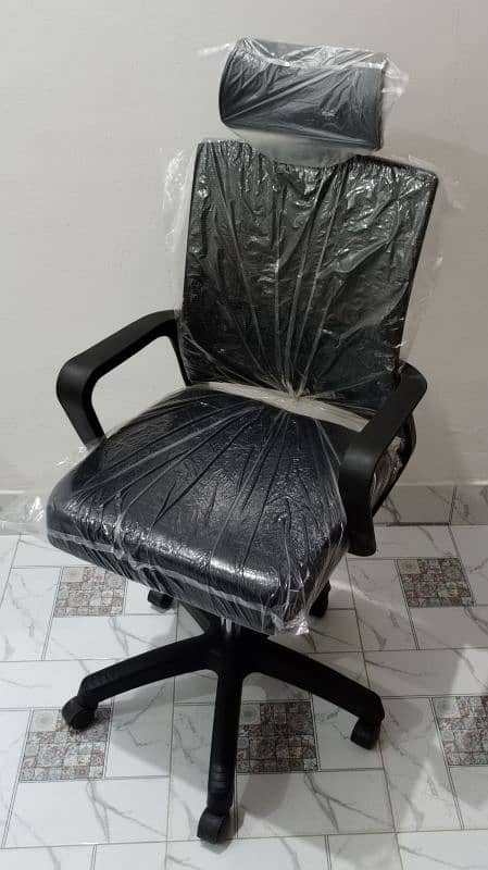 New Head Comfortable Black Revolving Chair 3