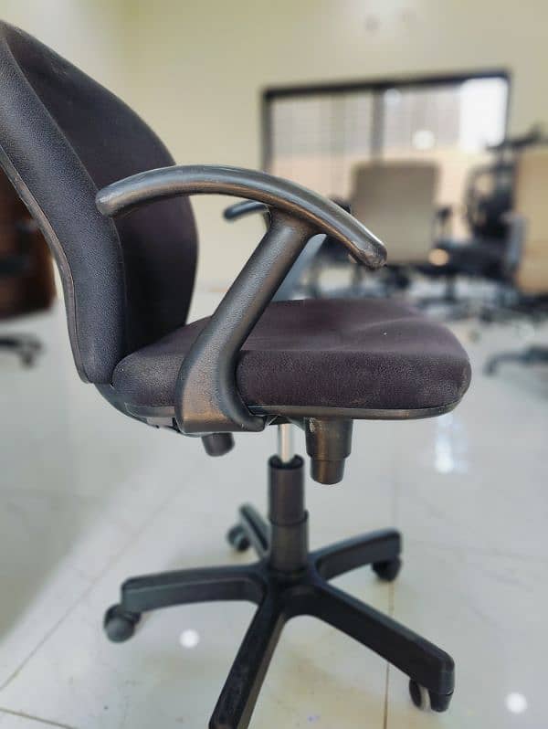 Good Condition Revolving Office Computer Chairs 1