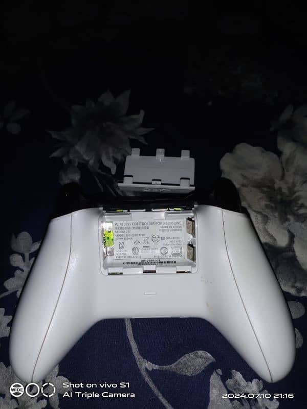 a xbox one s with controler and 14game 8