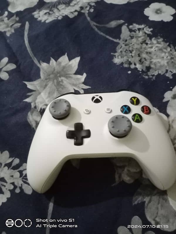 a xbox one s with controler and 14game 10