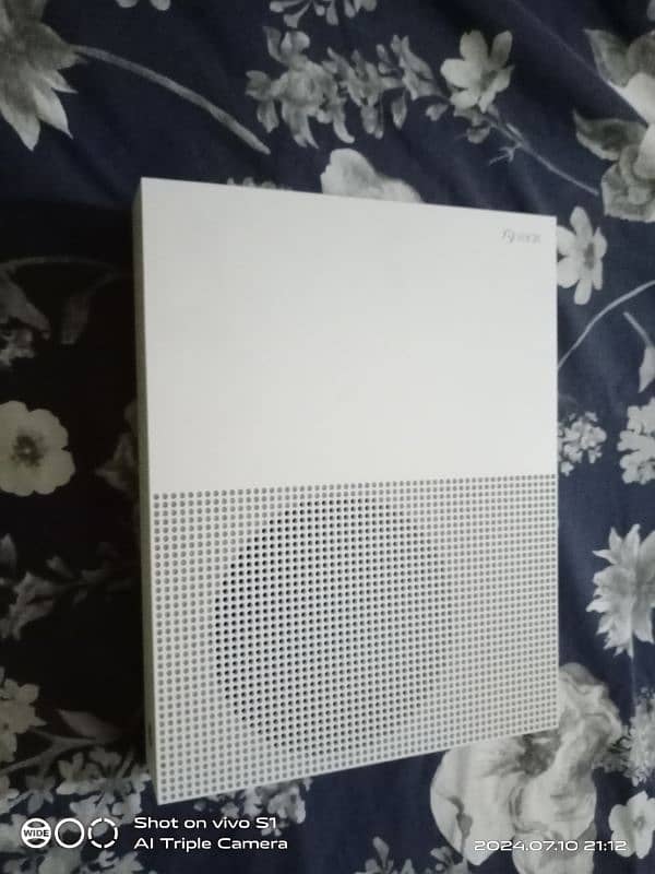 Xbox one s with controler only 2 month used with 14 game 2