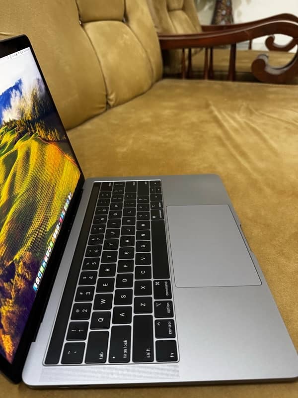 MacBook Pro (13-inch, 2018, Four Thunderbolt 3 ports) 6