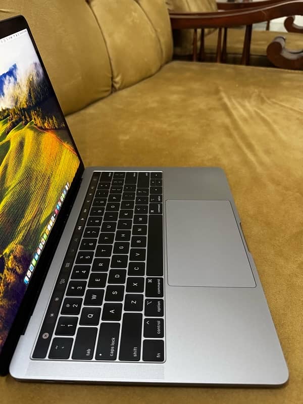 MacBook Pro (13-inch, 2018, Four Thunderbolt 3 ports) 7