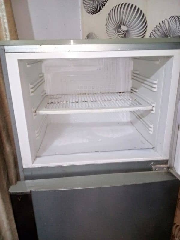 selling fridge pel full size 1