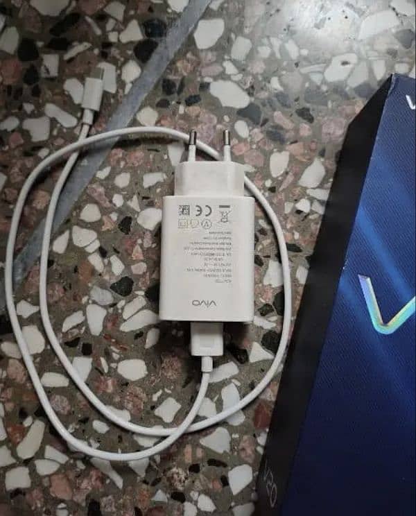 v20 for sale exchange possible ( back camera pic blur bnata) 4