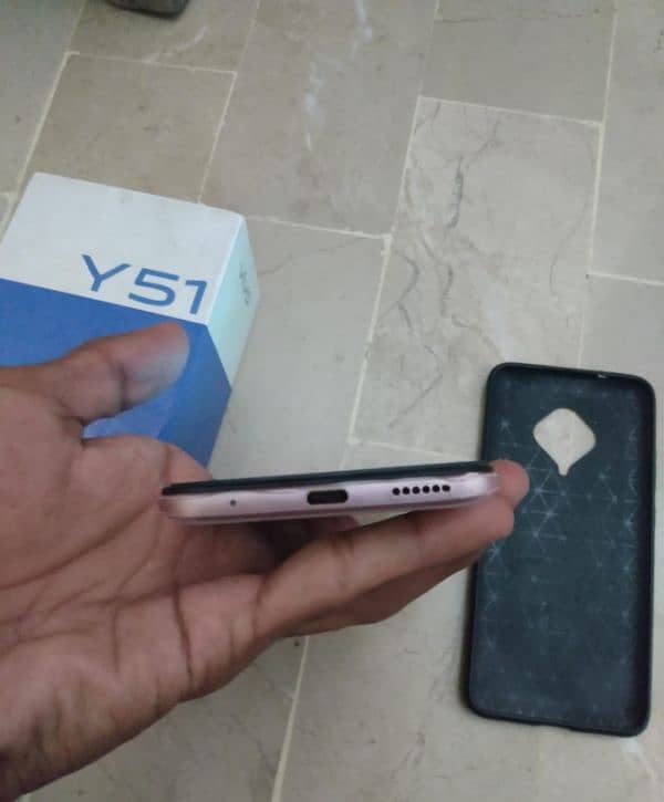 Vivo y51  ( 2020 ) 3