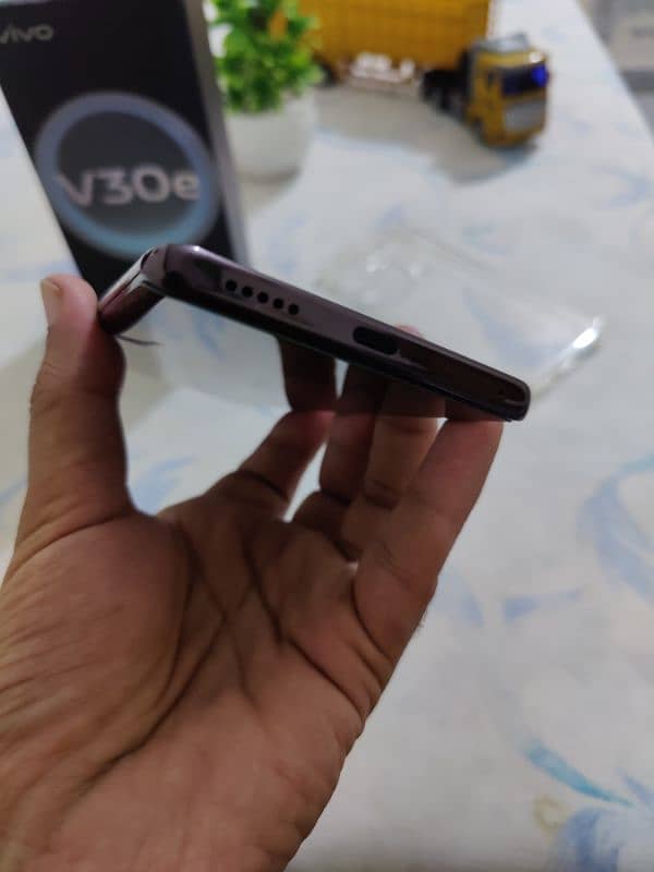 Vivo V30e 3