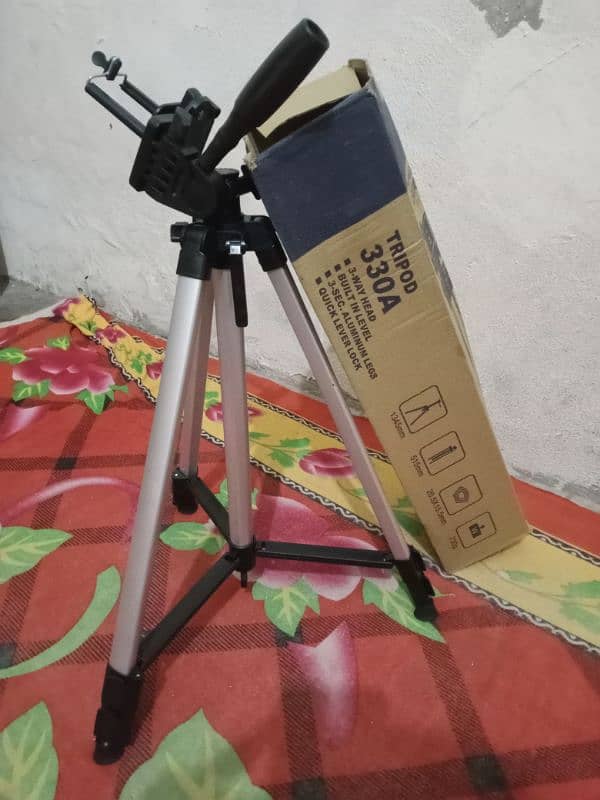 330 A TRIPOD STAND 1