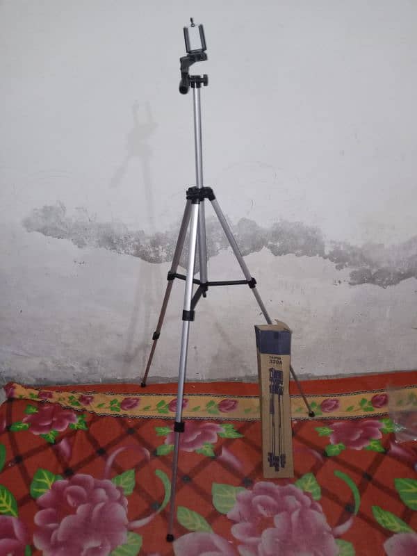 330 A TRIPOD STAND 2