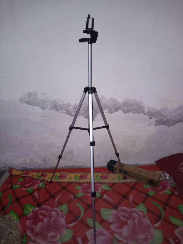 330 A TRIPOD STAND 3