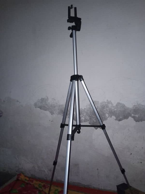 330 A TRIPOD STAND 4