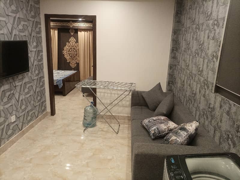 2 BEDROOMS FULLY LUXURY AND FULLY FURNISH IDEAL LOCATION EXCELLENT FLAT FOR RENT IN BAHRIA TOWN LAHORE 4