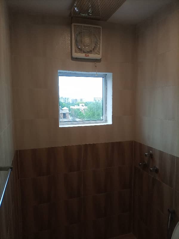 2 BEDROOMS FULLY LUXURY AND FULLY FURNISH IDEAL LOCATION EXCELLENT FLAT FOR RENT IN BAHRIA TOWN LAHORE 17