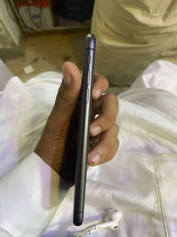 iPhone 11 64 GB non pta 4