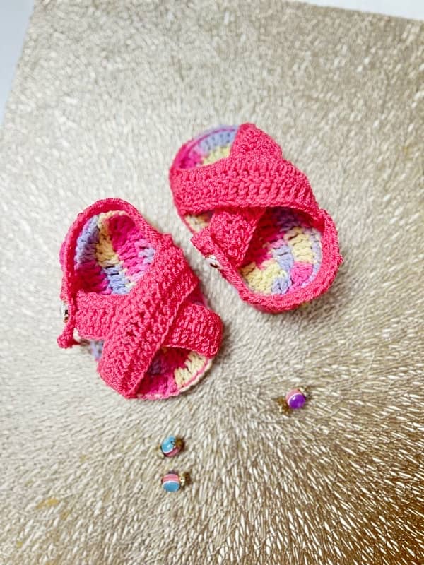 handmade crochet baby girl shoes/booties 1