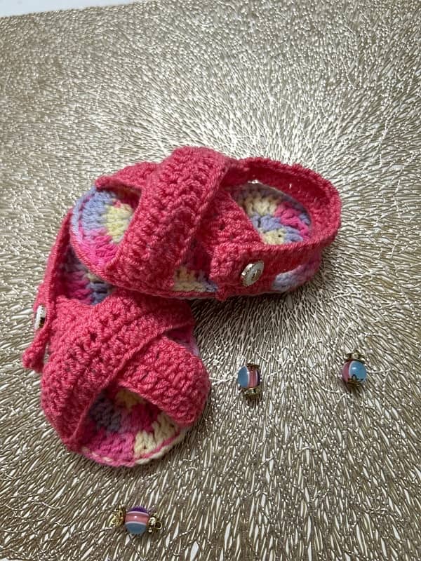 handmade crochet baby girl shoes/booties 2