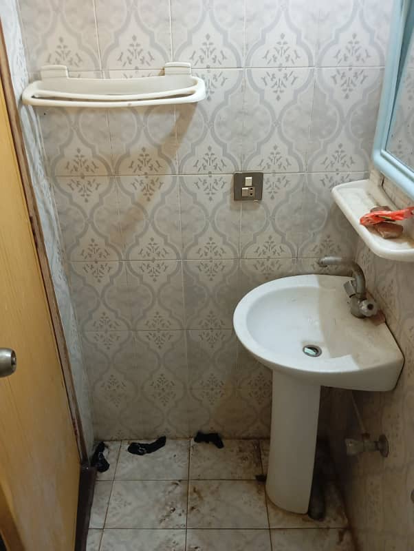 Flat for rent 1bad attach bathroom marble flooring woodwork good location man apruch 1