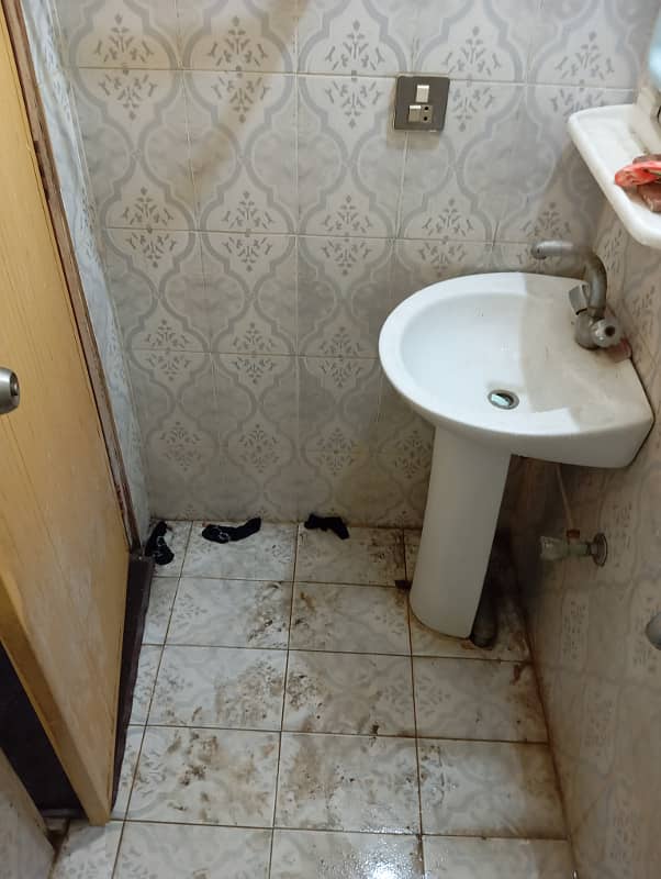 Flat for rent 1bad attach bathroom marble flooring woodwork good location man apruch 6