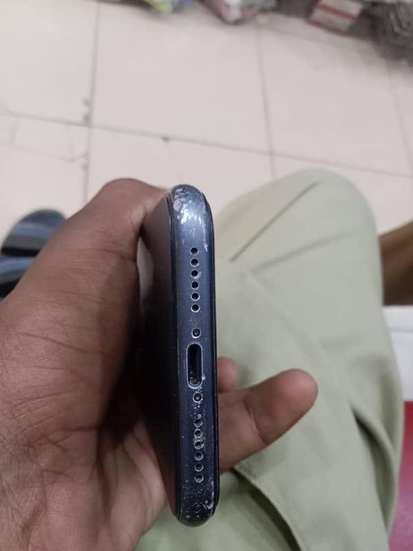 iPhone 11 nonpta 64 gb trutone on hai description pehle par lo sari 2