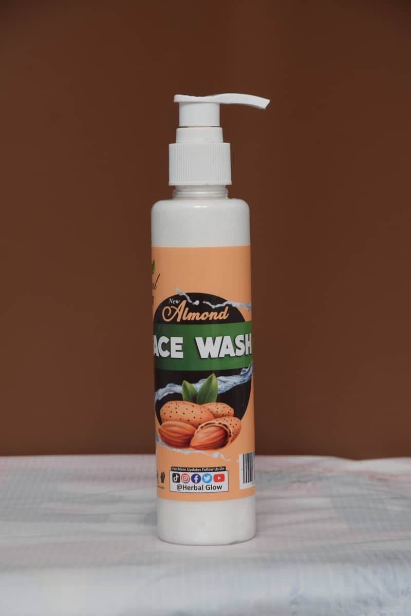 Almond Whitening Face Wash Foaming Cleanser 1