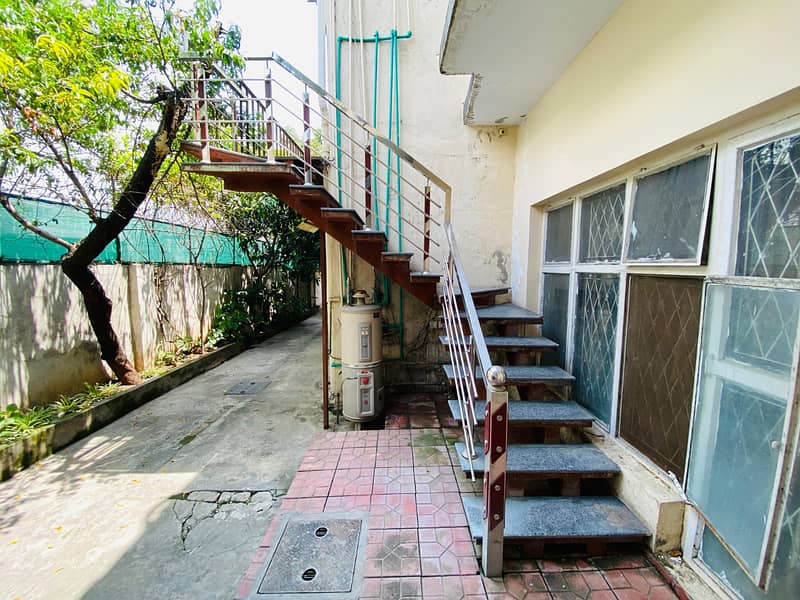 50*90 Double Storey Old Construction House For Sale 8