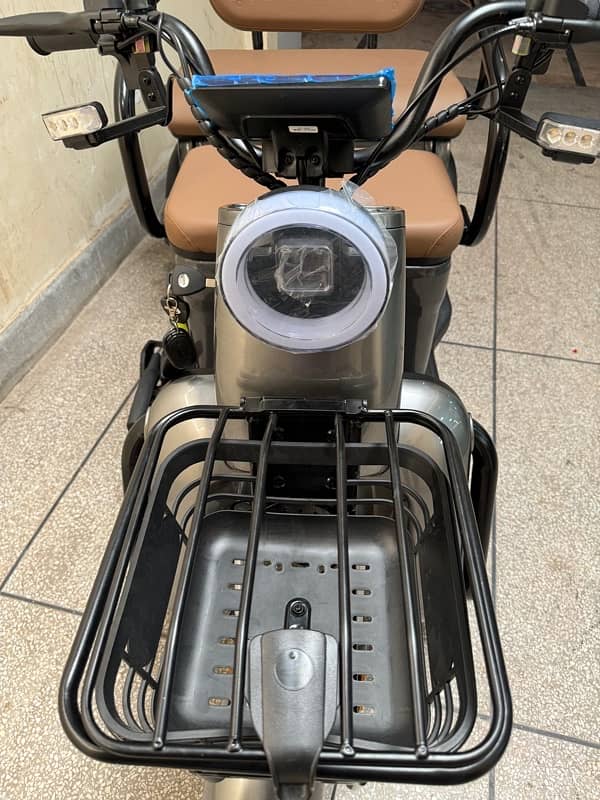 Three Wheel Electric Scooty For Disable Person or E- Bike 8