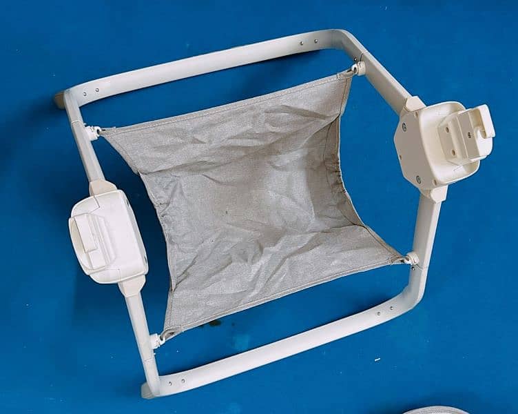 Mastela 6-in-1 Deluxe Multi-function Bassinet
Jhoola 10