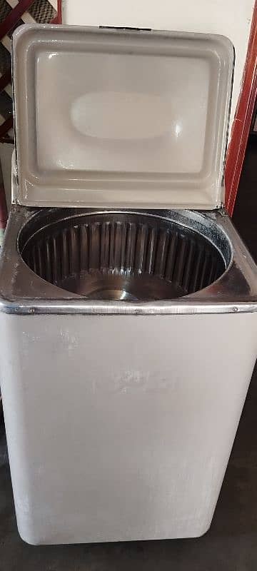 Indus washing machine, metallic body, spinner 1