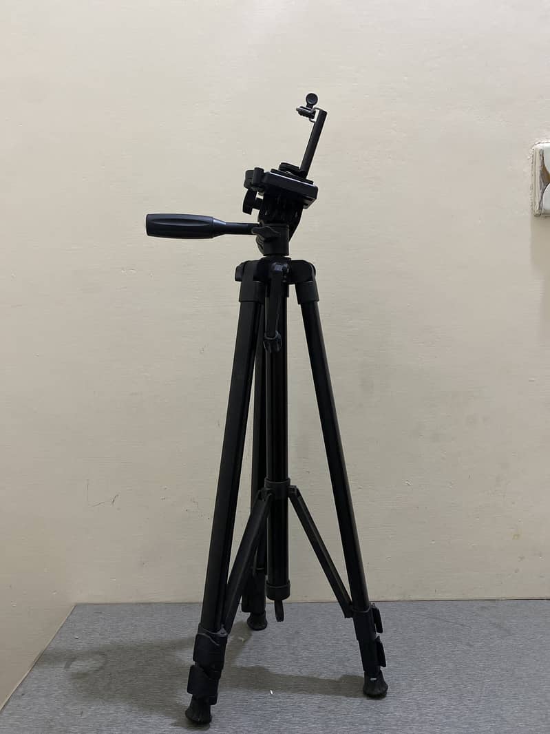 Mobile tripod stand brand new 0