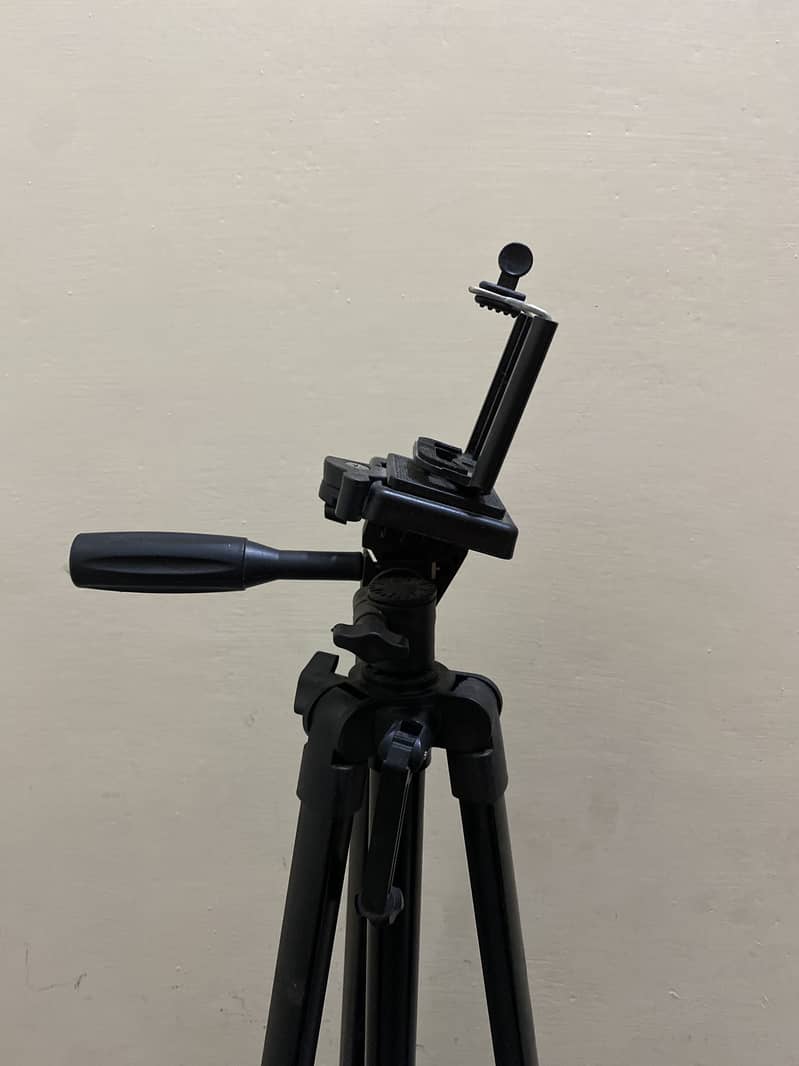 Mobile tripod stand brand new 1