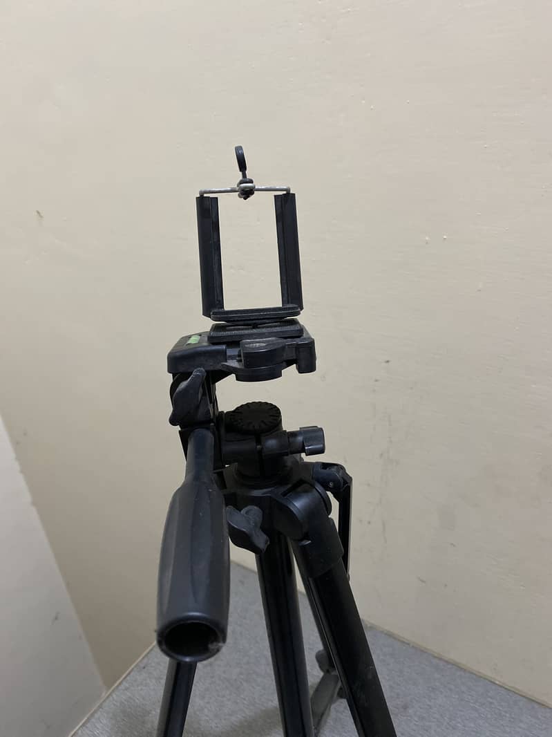 Mobile tripod stand brand new 2