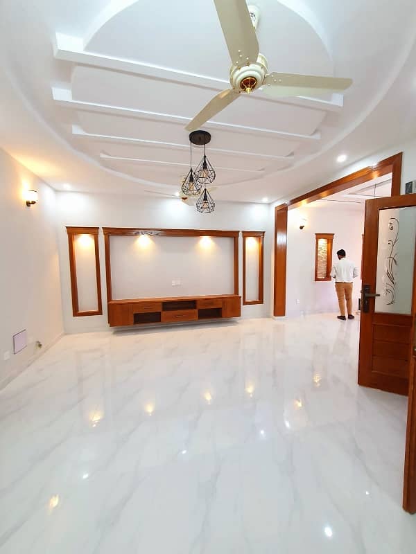 4 Marlas Tile Flooring House Available For Rent In G-13 0