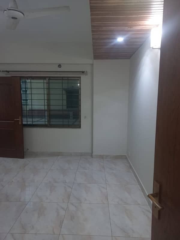 10 MARLA 3 BEDROOM APARTMENT FOR RENT IN ASKARI -11 LAHORE. 2