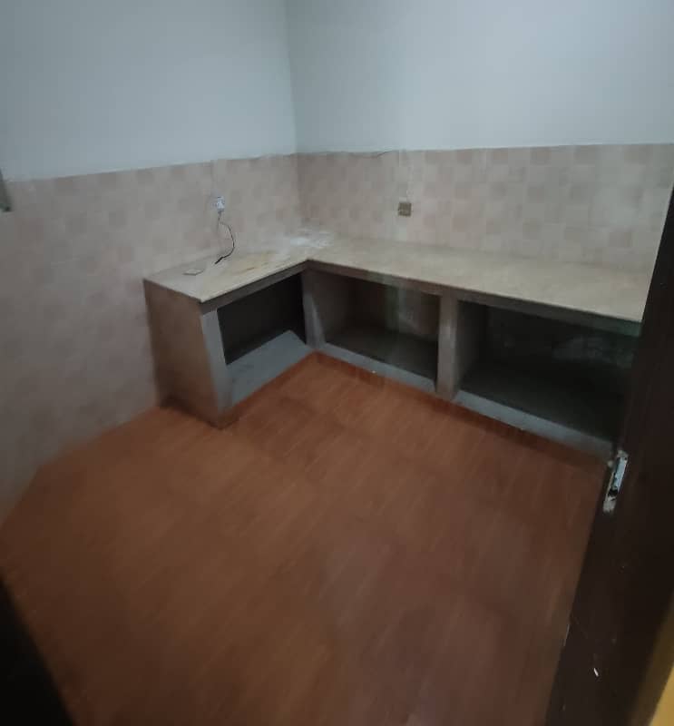 4rth FLOOR WITHOUT LIFT, 2 WASHROOMS FOR RENT 5