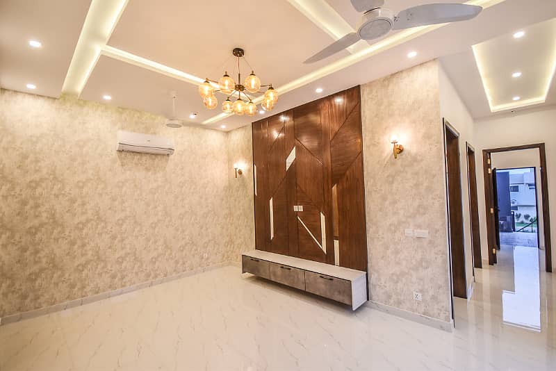 One Kanal Luxurious Upper Portion Direct Approach From Main Shabbir Sharif Road Hot Location 8