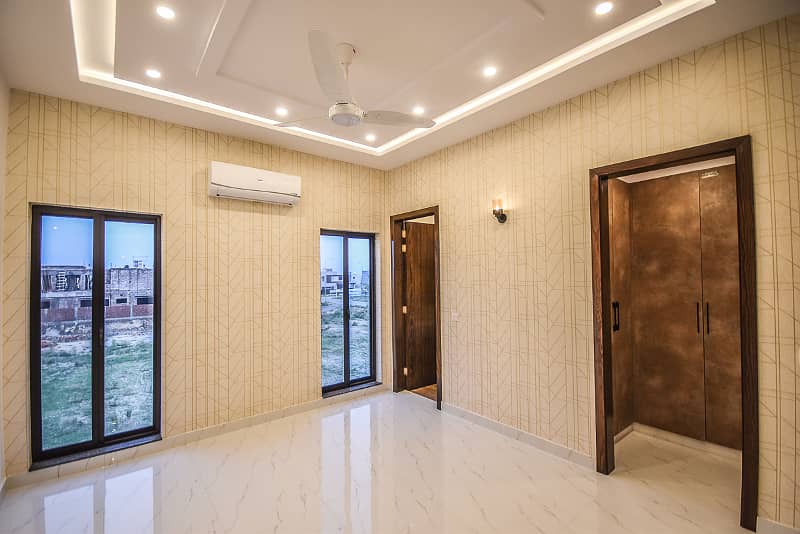 One Kanal Luxurious Upper Portion Direct Approach From Main Shabbir Sharif Road Hot Location 11