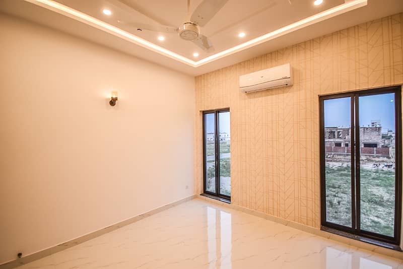 One Kanal Luxurious Upper Portion Direct Approach From Main Shabbir Sharif Road Hot Location 12