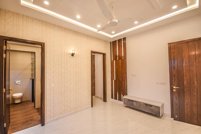 One Kanal Luxurious Upper Portion Direct Approach From Main Shabbir Sharif Road Hot Location 13