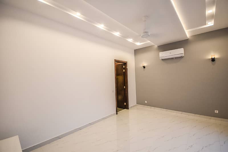 One Kanal Luxurious Upper Portion Direct Approach From Main Shabbir Sharif Road Hot Location 17