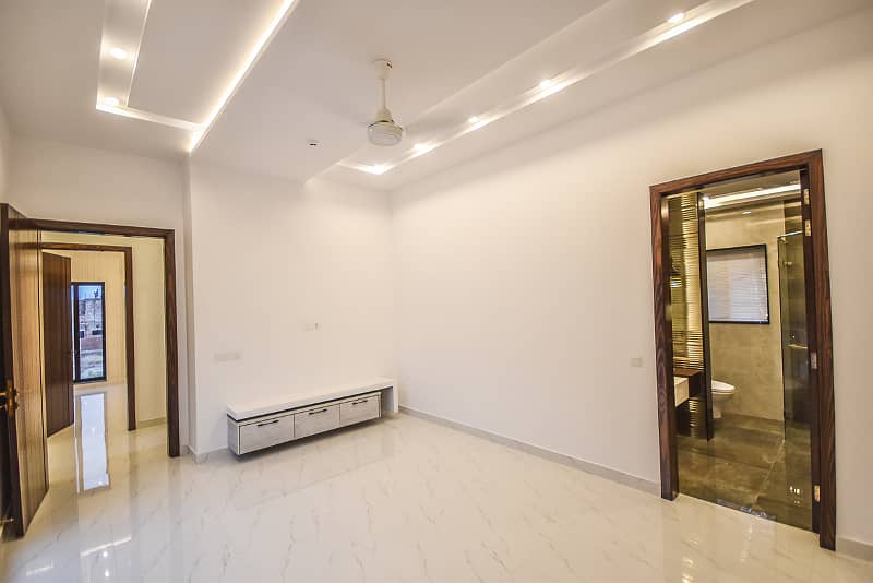 One Kanal Luxurious Upper Portion Direct Approach From Main Shabbir Sharif Road Hot Location 19