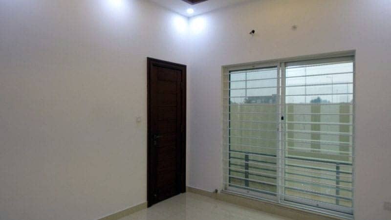 Prime Location In EME Society - Block D 20 Marla House For sale 5