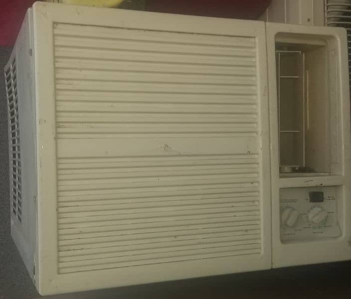 1 TOn Window AC in Good Condition 1