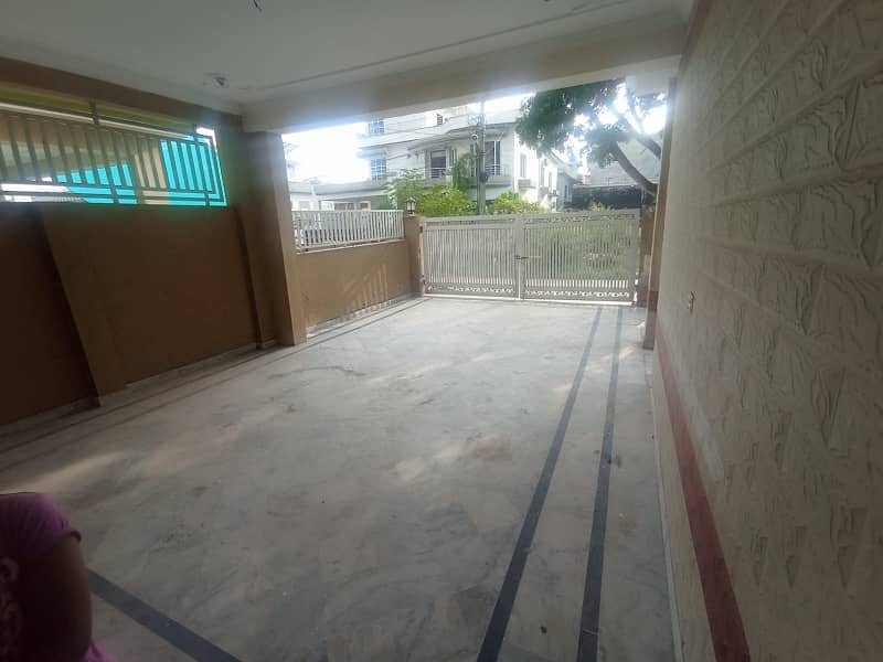 1 kanal tripple storey house for sale 11