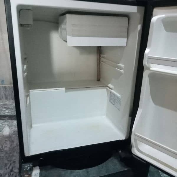 haier mini room fridge 1