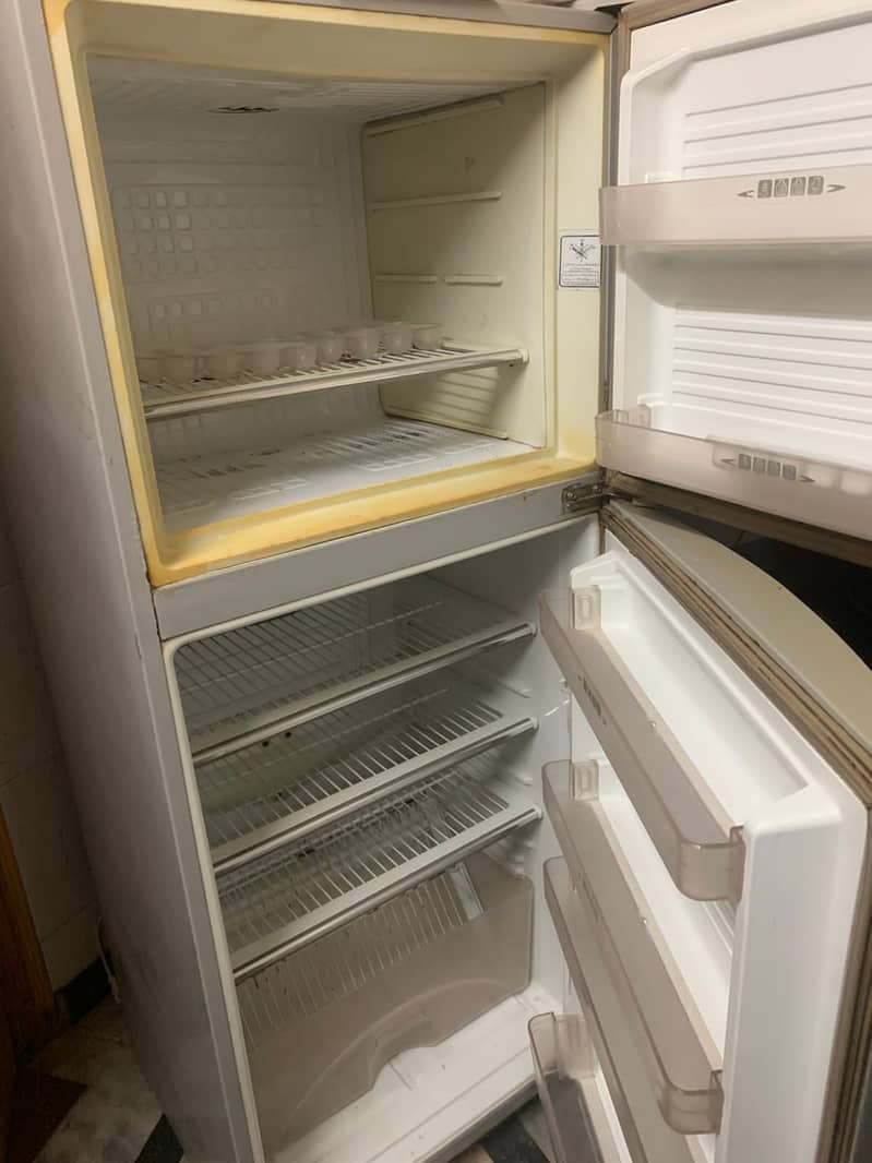 Dowlannce Fridge for sale 0348-5101486 4