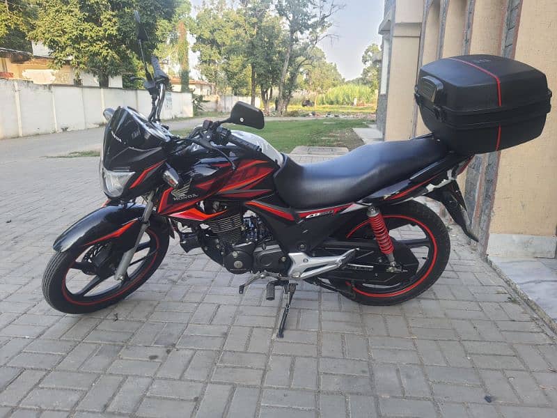 Honda CB 150 F driven by Army officer 1