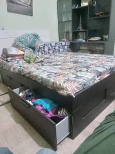 A bed size 6/5 made of China with 4 drawers