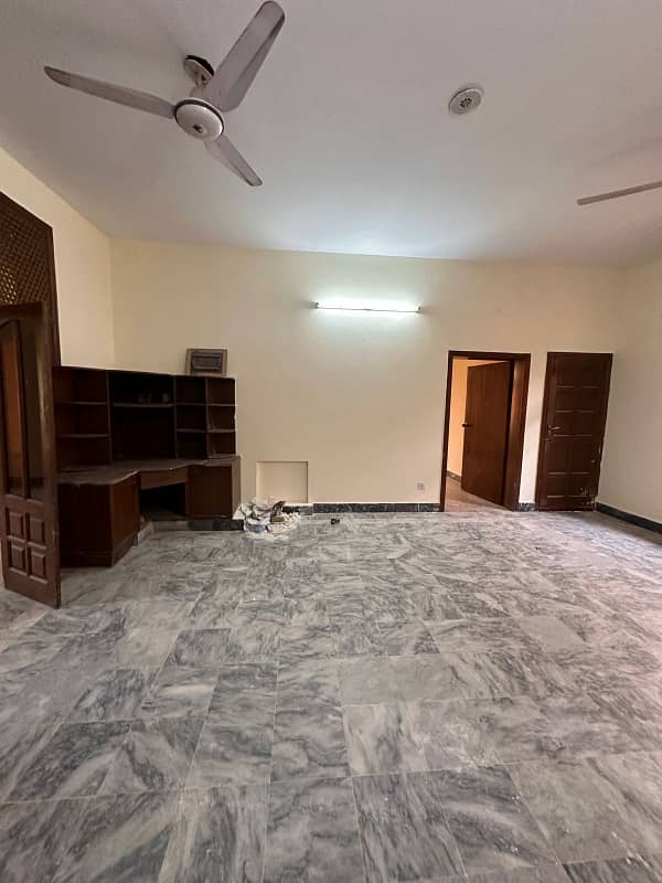 Portion for rent 3bed 3bath kichan TV loung drawing room daying room surwankuter pani bijli Gass sab available location extention 1