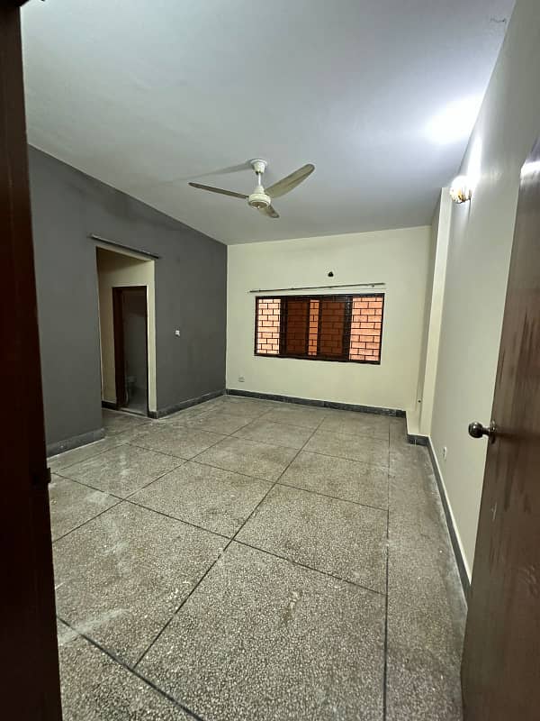 Portion for rent 3bed 3bath kichan TV loung drawing room daying room surwankuter pani bijli Gass sab available location extention 2